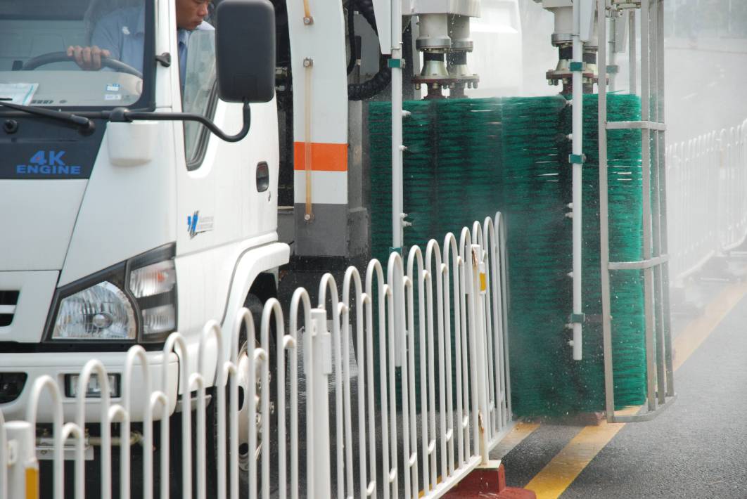 護欄清洗車清洗作業(yè)演示