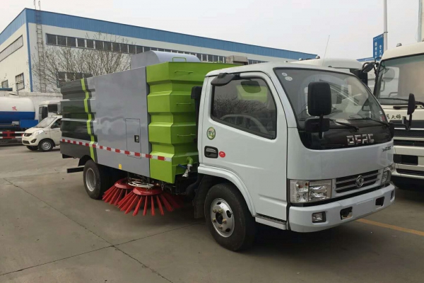 東風多利卡3308軸距掃路車