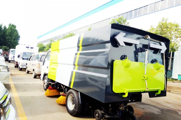 福田小型掃路車后側(cè)圖片
