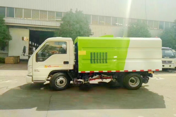 福田小型掃路車側(cè)面圖片