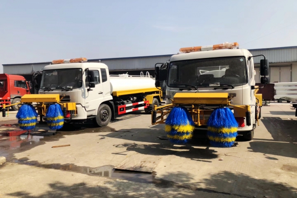 東風天錦高速公路護欄清洗車圖片