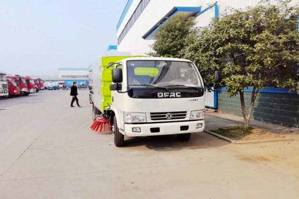 東風(fēng)小多利卡掃路車前部圖片