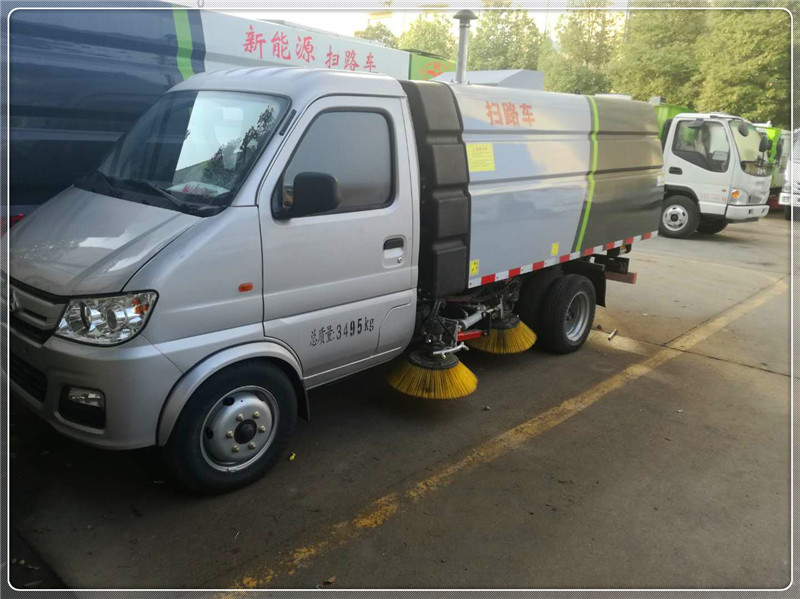 小型掃地車左側(cè)全圖：