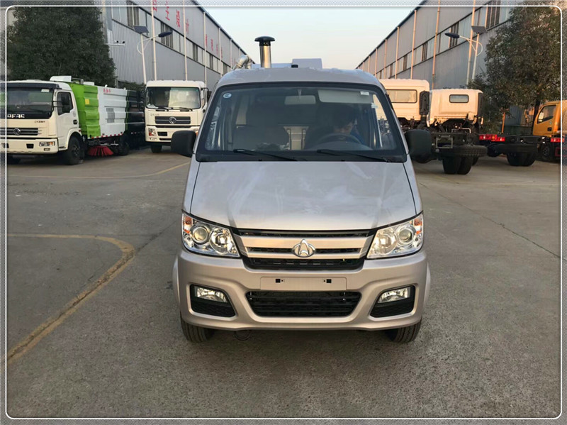 小型掃地車正面圖