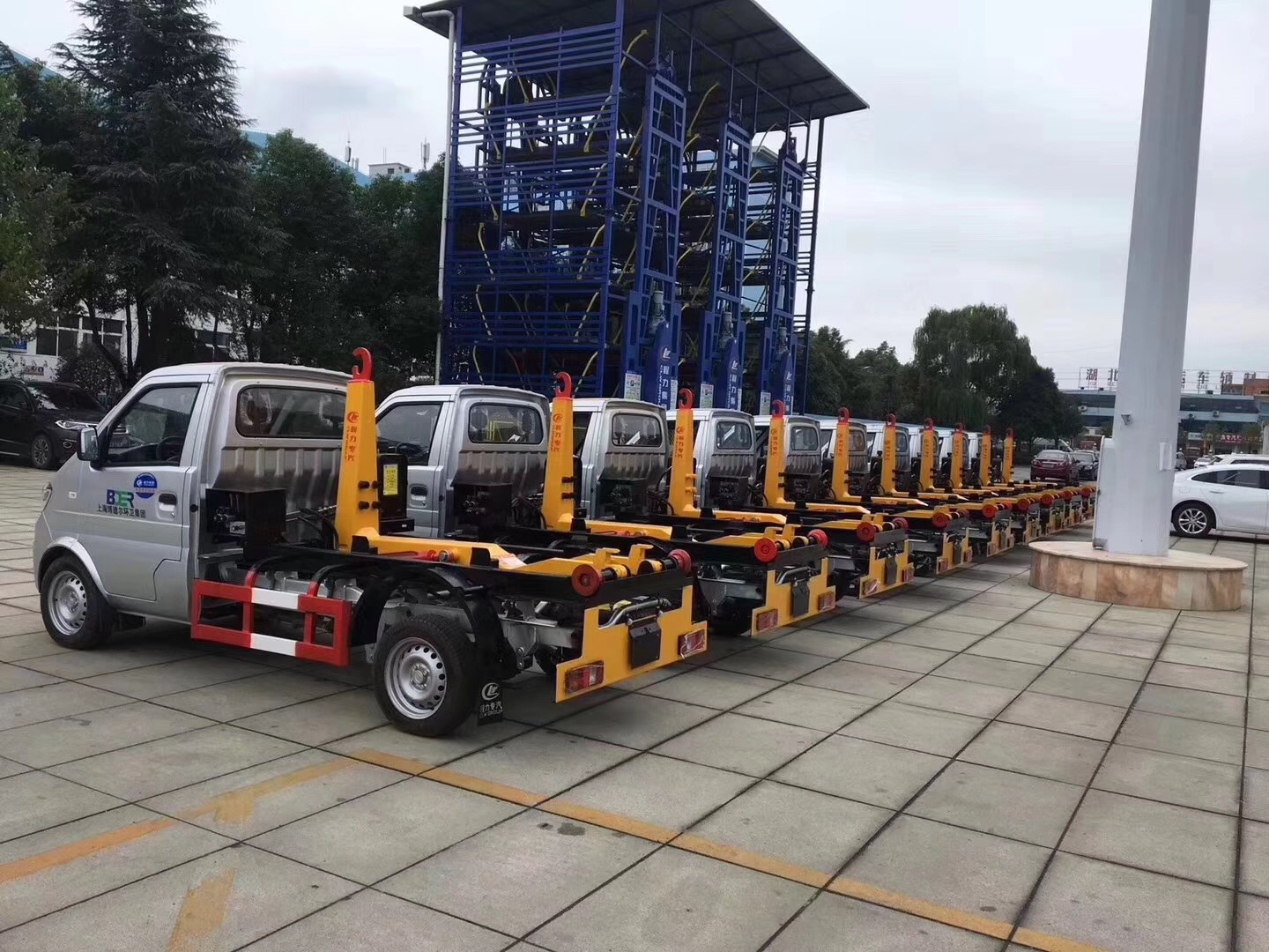 東風小康勾臂式垃圾車批量圖片