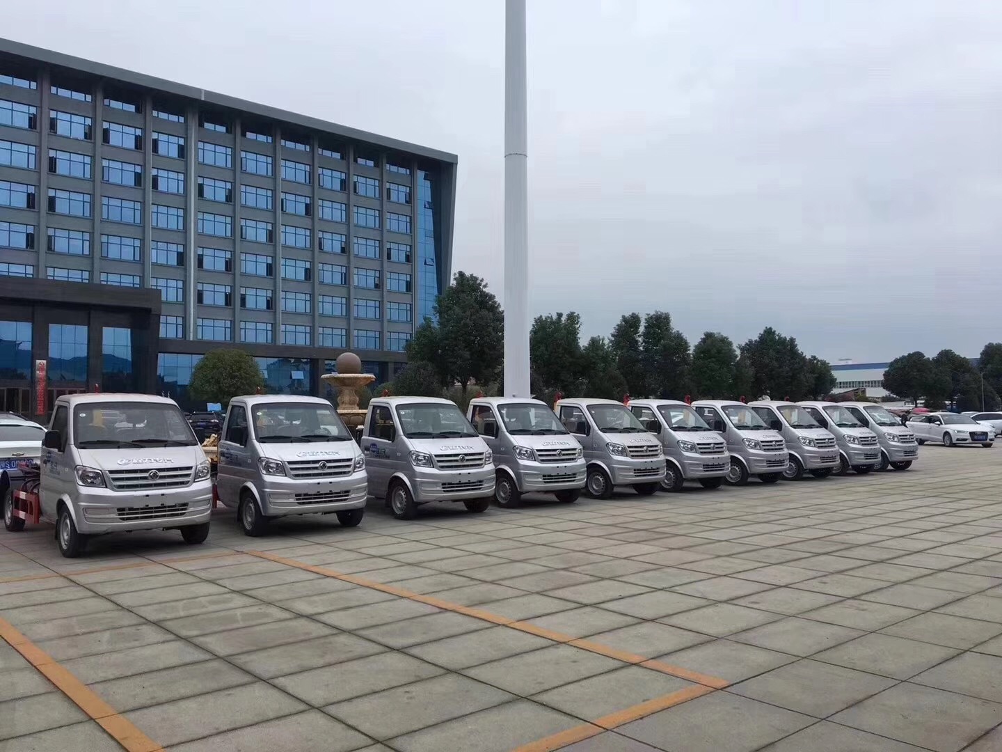 東風小康勾臂式垃圾車批量圖片