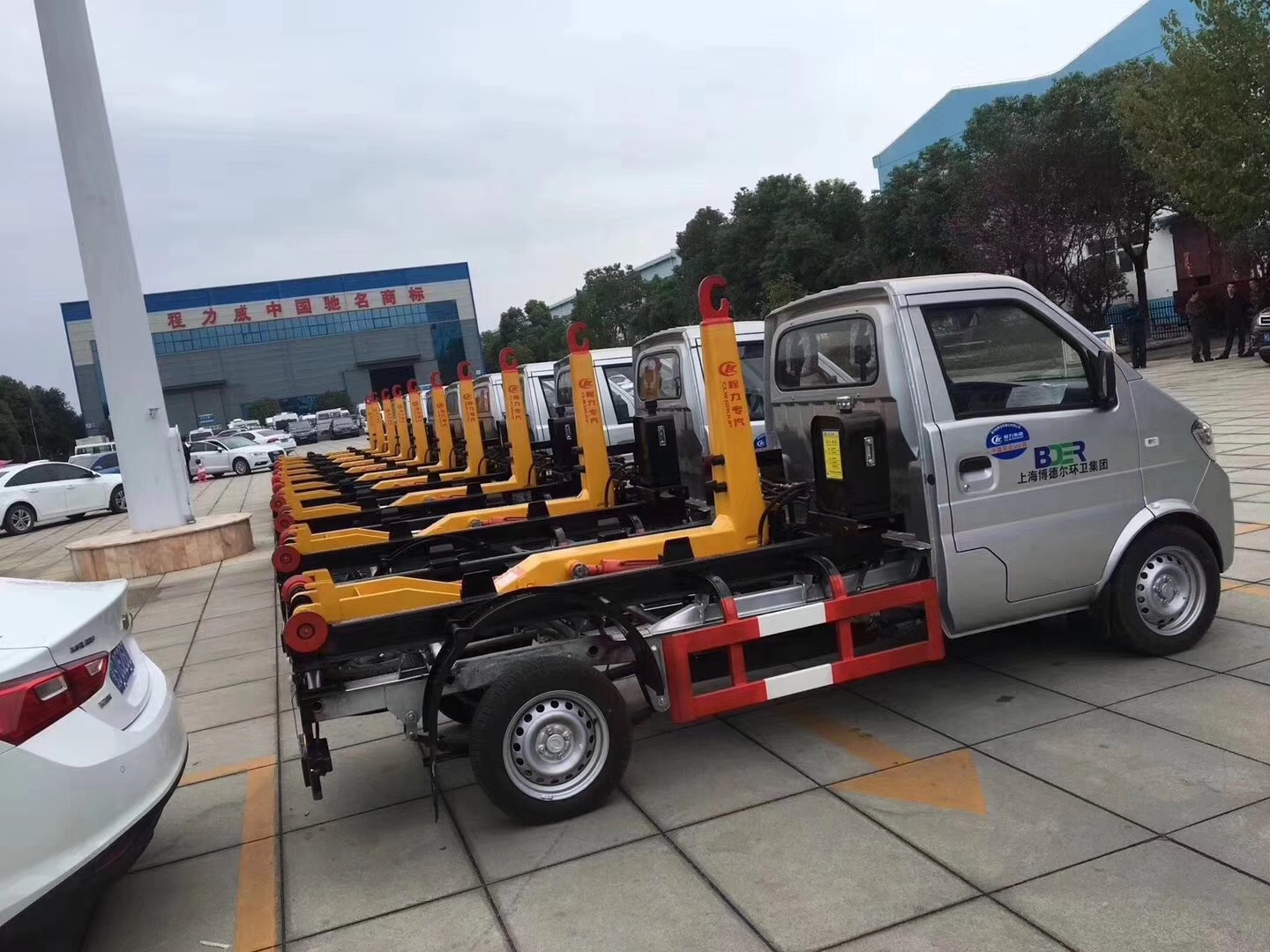 東風小康勾臂式垃圾車批量圖片