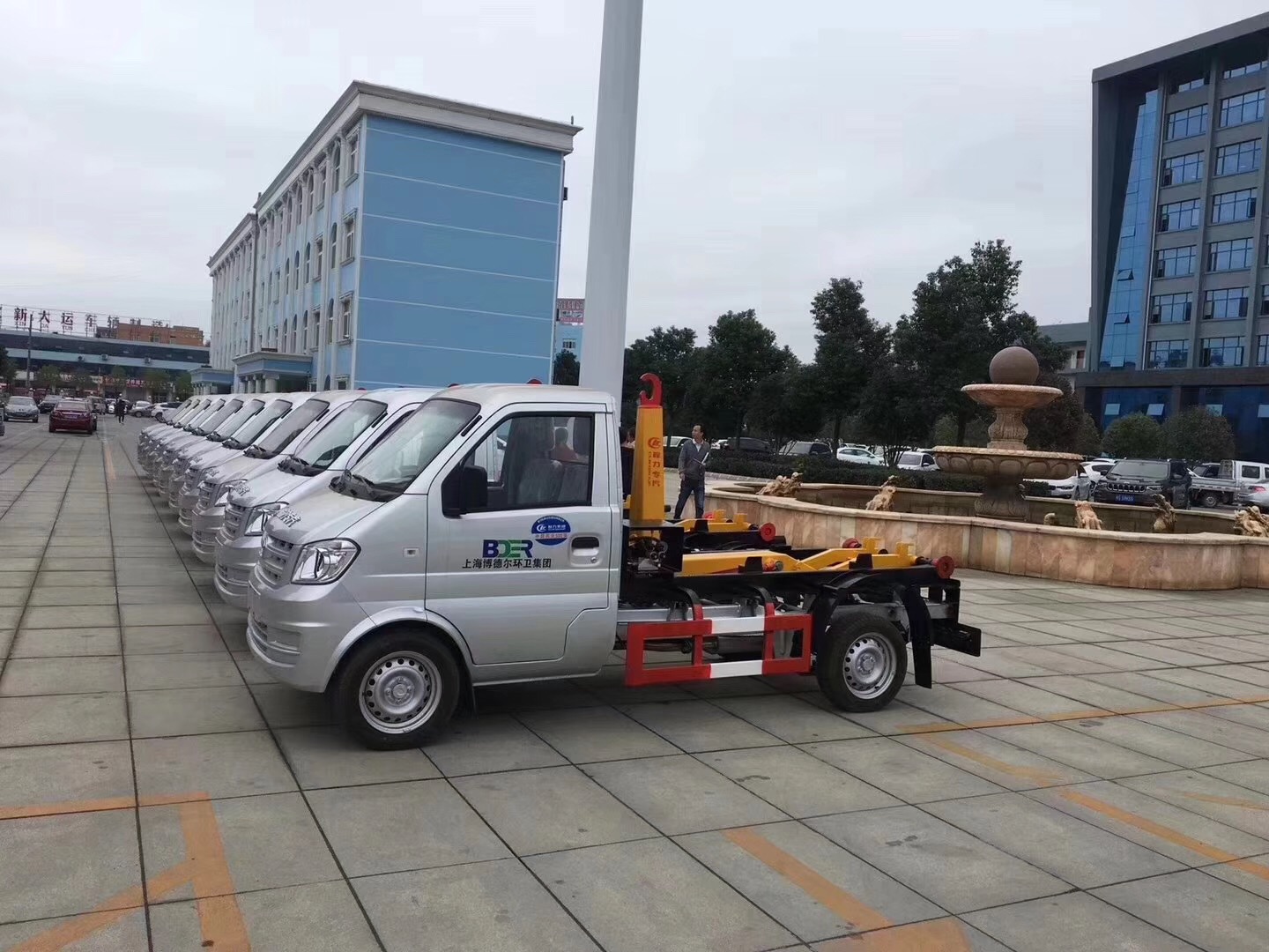 東風小康勾臂式垃圾車批量圖片