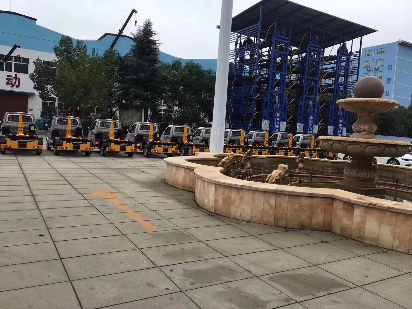 東風小康勾臂式垃圾車批量圖片