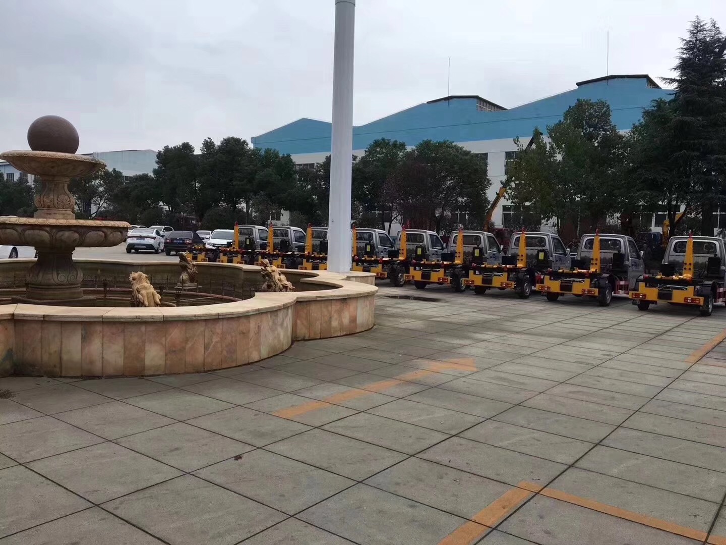 東風小康勾臂式垃圾車批量圖片