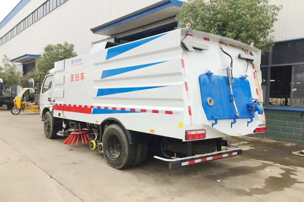 東風(fēng)多利卡洗掃車尾側(cè)圖片