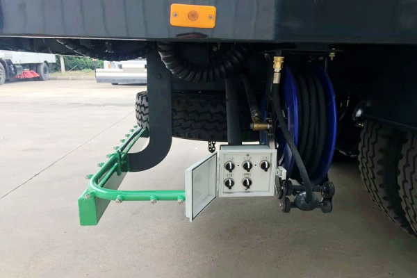 東風(fēng)多利卡洗掃車尾部副操作控制盒及卷繞裝置