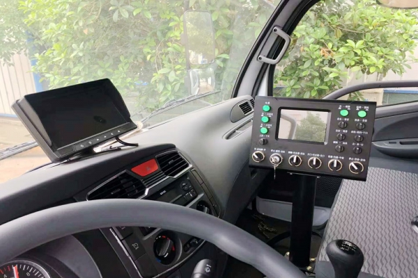 東風(fēng)多利卡洗掃車駕駛內(nèi)部電控操作箱