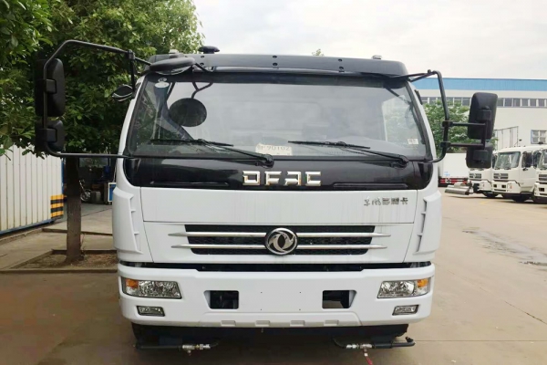 東風(fēng)多利卡洗掃車正前方圖片