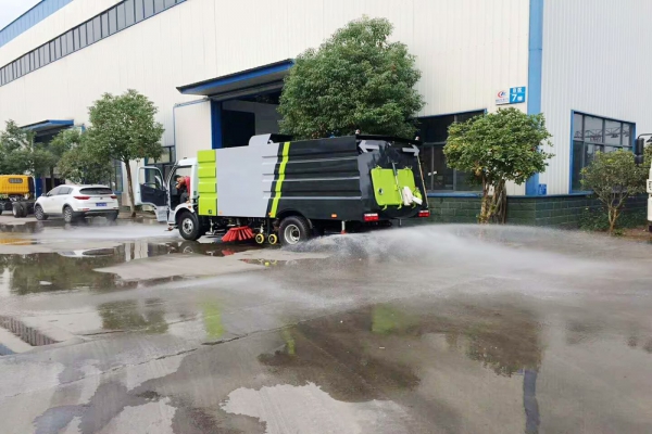 東風(fēng)多利卡洗掃車CLW5110TXSD5洗掃車前沖后灑作業(yè)效果