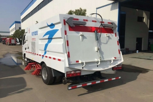 駕駛掃路車機(jī)動(dòng)式