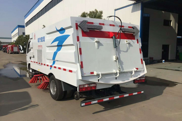 駕駛掃路車(chē)機(jī)動(dòng)式