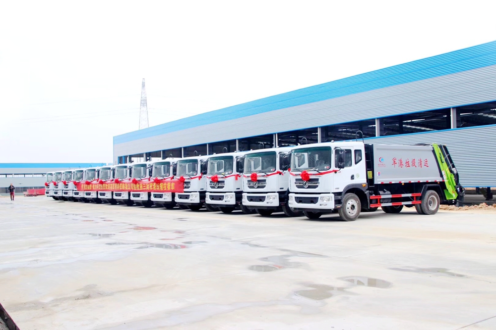 13臺東風(fēng)D9壓縮垃圾車整裝待發(fā)