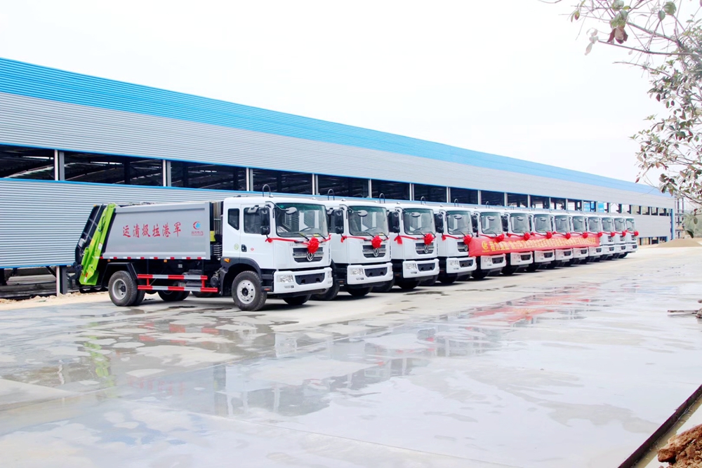 東風(fēng)D9平頭壓縮式垃圾車批量發(fā)車照片