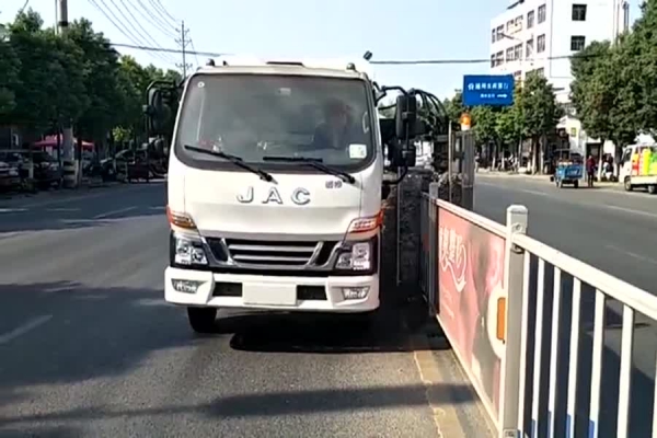 江淮小型城市護(hù)欄清洗車視頻