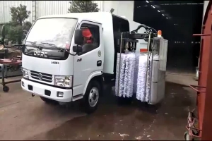 東風小多利卡城市護欄清洗車伸縮臂演示視頻