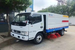 小區(qū)清掃專用小多利卡掃地車