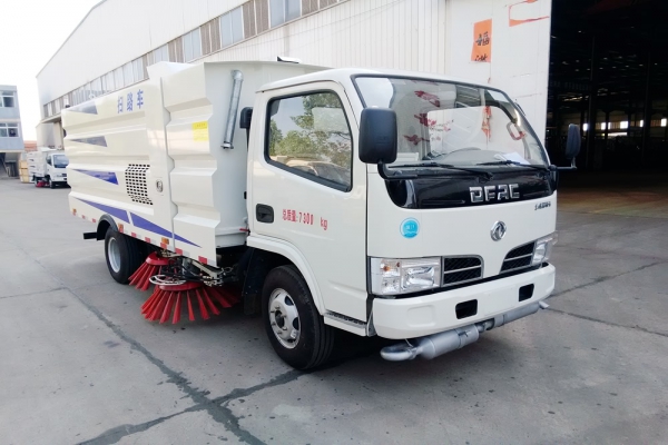 東風(fēng)輕型掃路車廠家直銷