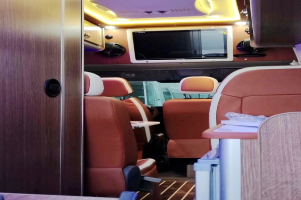 福特新世代長(zhǎng)軸高頂B型房車(chē)內(nèi)飾圖片