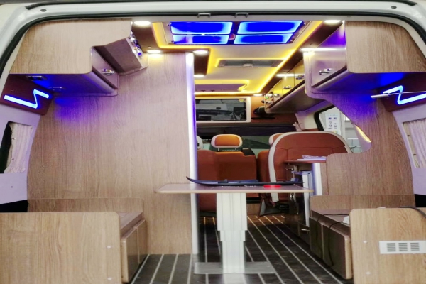 福特新世代長(zhǎng)軸高頂B型房車(chē)尾部圖片