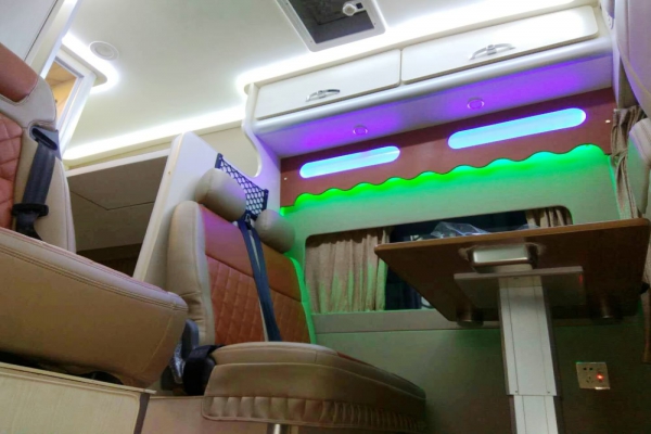 福特新世代長(zhǎng)軸高頂B型房車(chē)內(nèi)飾圖片