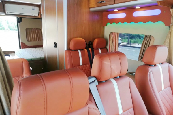 福特新世代長(zhǎng)軸高頂B型房車(chē)內(nèi)后圖片