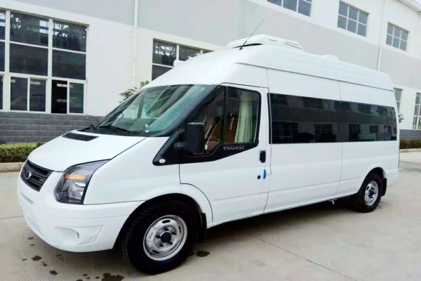 福特新世代長(zhǎng)軸高頂B型房車(chē)右前圖片