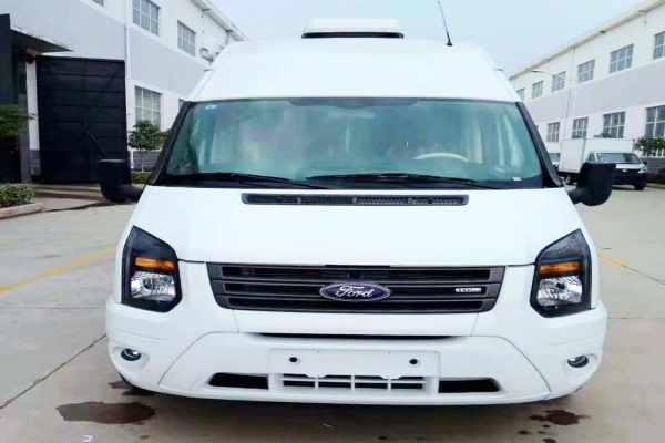 福特新世代長(zhǎng)軸高頂B型房車(chē)正前圖片