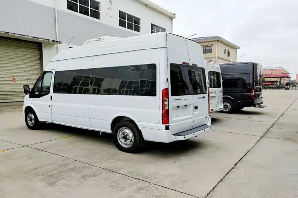 福特新世代長(zhǎng)軸高頂B型房車(chē)左后圖片