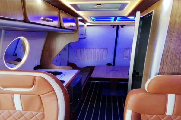 福特新世代長(zhǎng)軸高頂B型房車(chē)