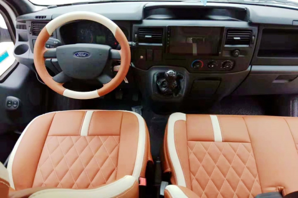 福特新世代長(zhǎng)軸高頂B型房車(chē)駕駛區(qū)域圖片