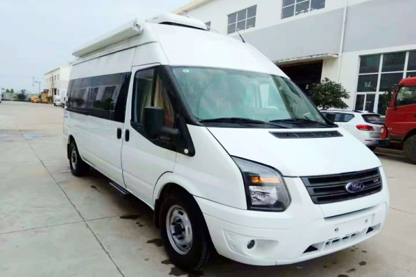 福特新世代長(zhǎng)軸高頂B型房車(chē)左前圖片