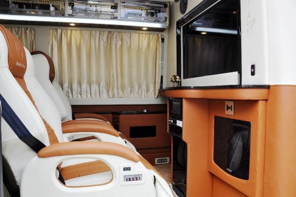 奔馳凌特商務(wù)房車圖片