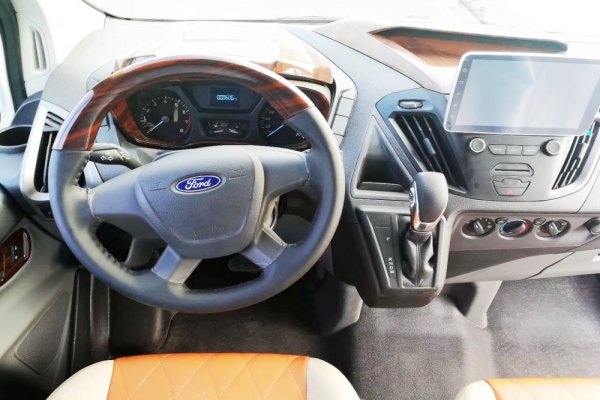 福特新全順中軸中頂B型房車駕駛區(qū)圖片