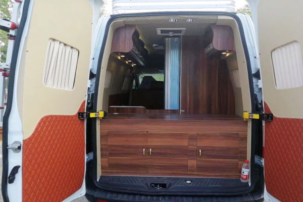 福特新全順中軸中頂B型房車尾部圖片