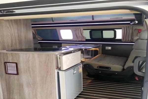 福特新全順中軸中頂B型房車內(nèi)部圖片