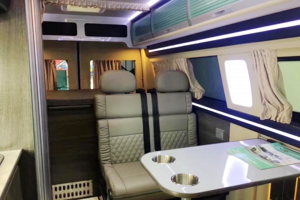 福特新全順中軸中頂B型房車內(nèi)飾圖片