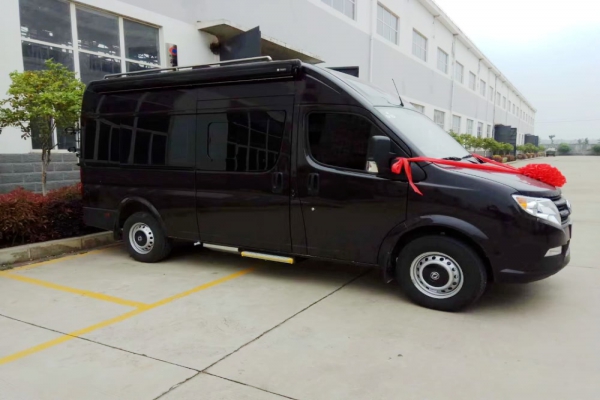 東風(fēng)御風(fēng)長(zhǎng)軸高頂B型房車(chē)左側(cè)圖片