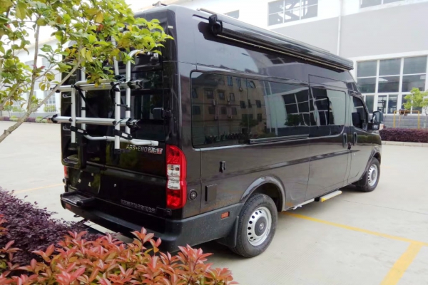 東風(fēng)御風(fēng)長(zhǎng)軸高頂B型房車(chē)后側(cè)圖片