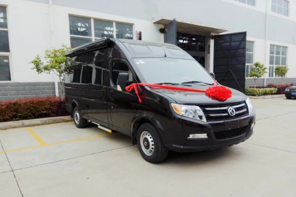 東風(fēng)御風(fēng)長(zhǎng)軸高頂B型房車(chē)左前圖片