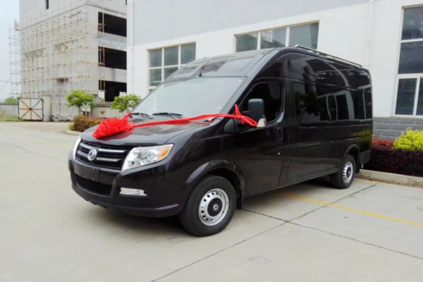 東風(fēng)御風(fēng)長(zhǎng)軸高頂B型房車(chē)右側(cè)圖片