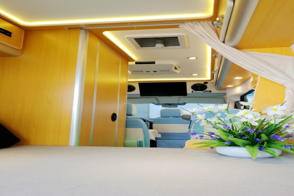 東風(fēng)御風(fēng)長(zhǎng)軸高頂B型房車(chē)內(nèi)飾圖片