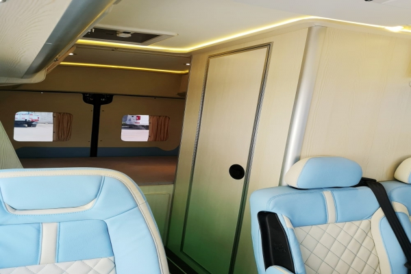 東風(fēng)御風(fēng)長(zhǎng)軸高頂B型房車(chē)內(nèi)部后方圖片