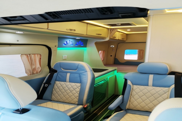 東風(fēng)御風(fēng)長(zhǎng)軸高頂B型房車(chē)座位布局圖片