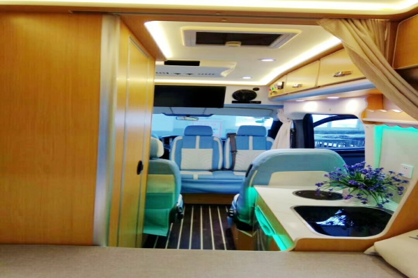 東風(fēng)御風(fēng)長(zhǎng)軸高頂B型房車(chē)內(nèi)飾一覽圖